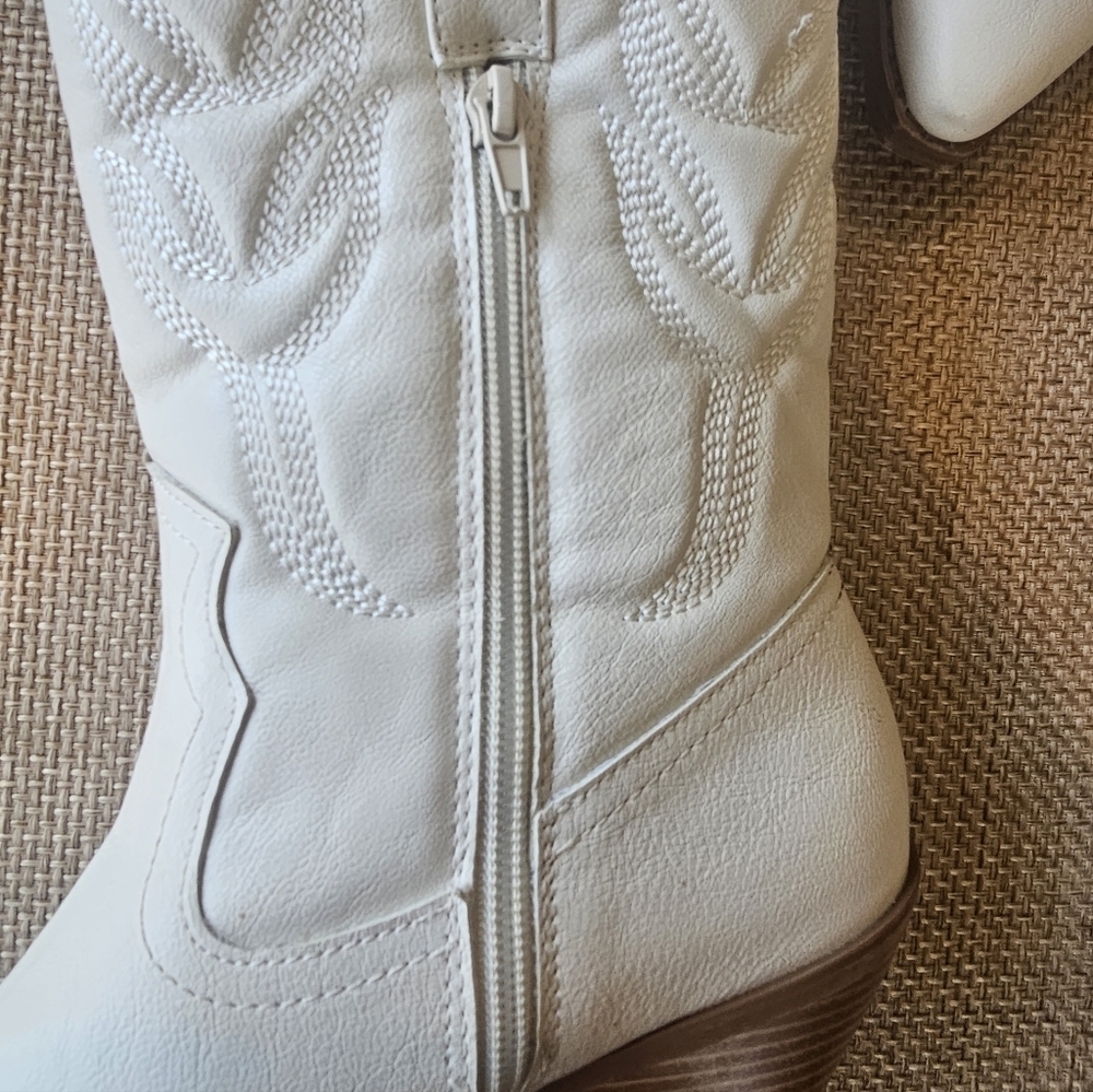 Women's White Embroidered Western Cowboy Boots - Picture 7 of 10